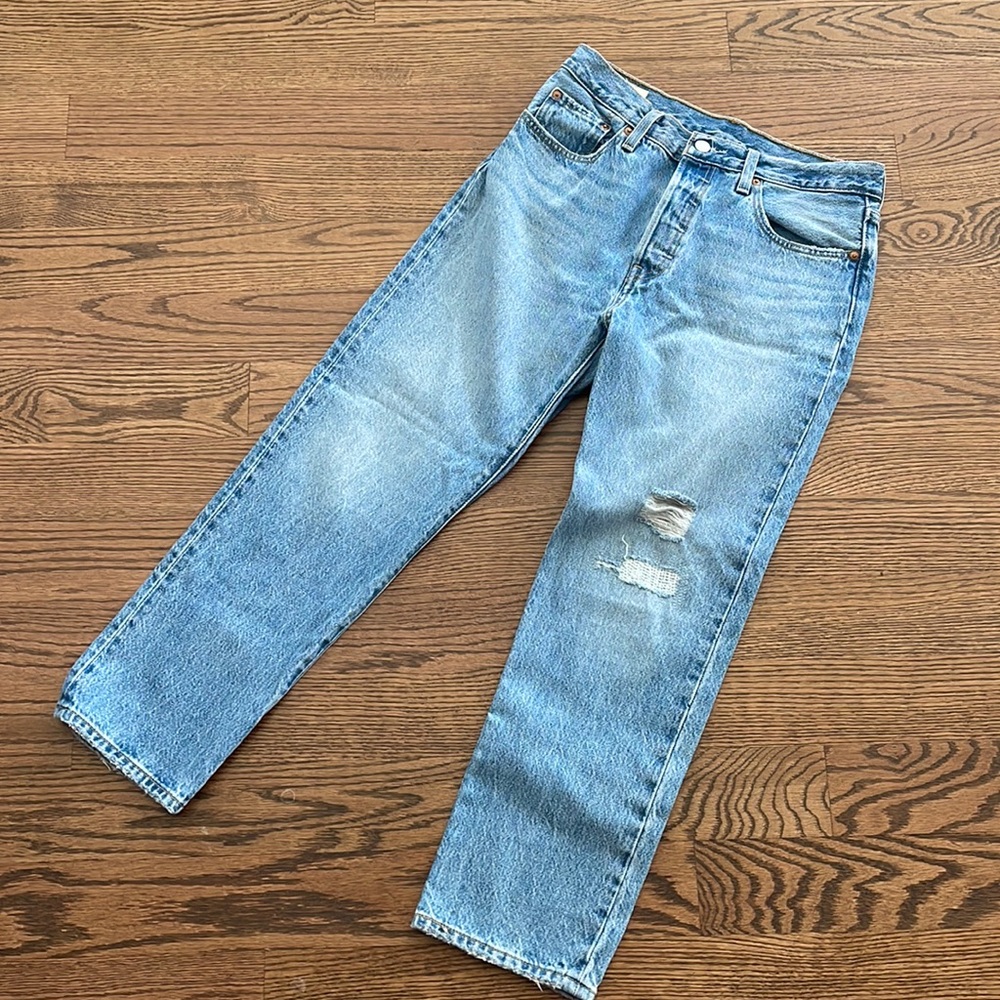Levis 501 Distressed Crop